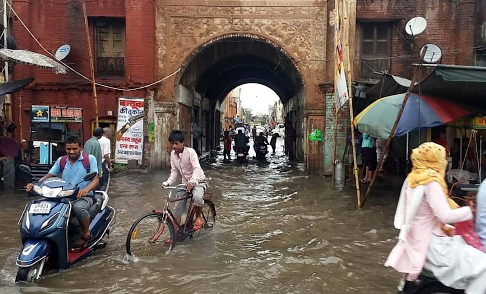 कासगंज के लक्ष्मीगंज हाथीगेट पर भरा बारिश का पानी