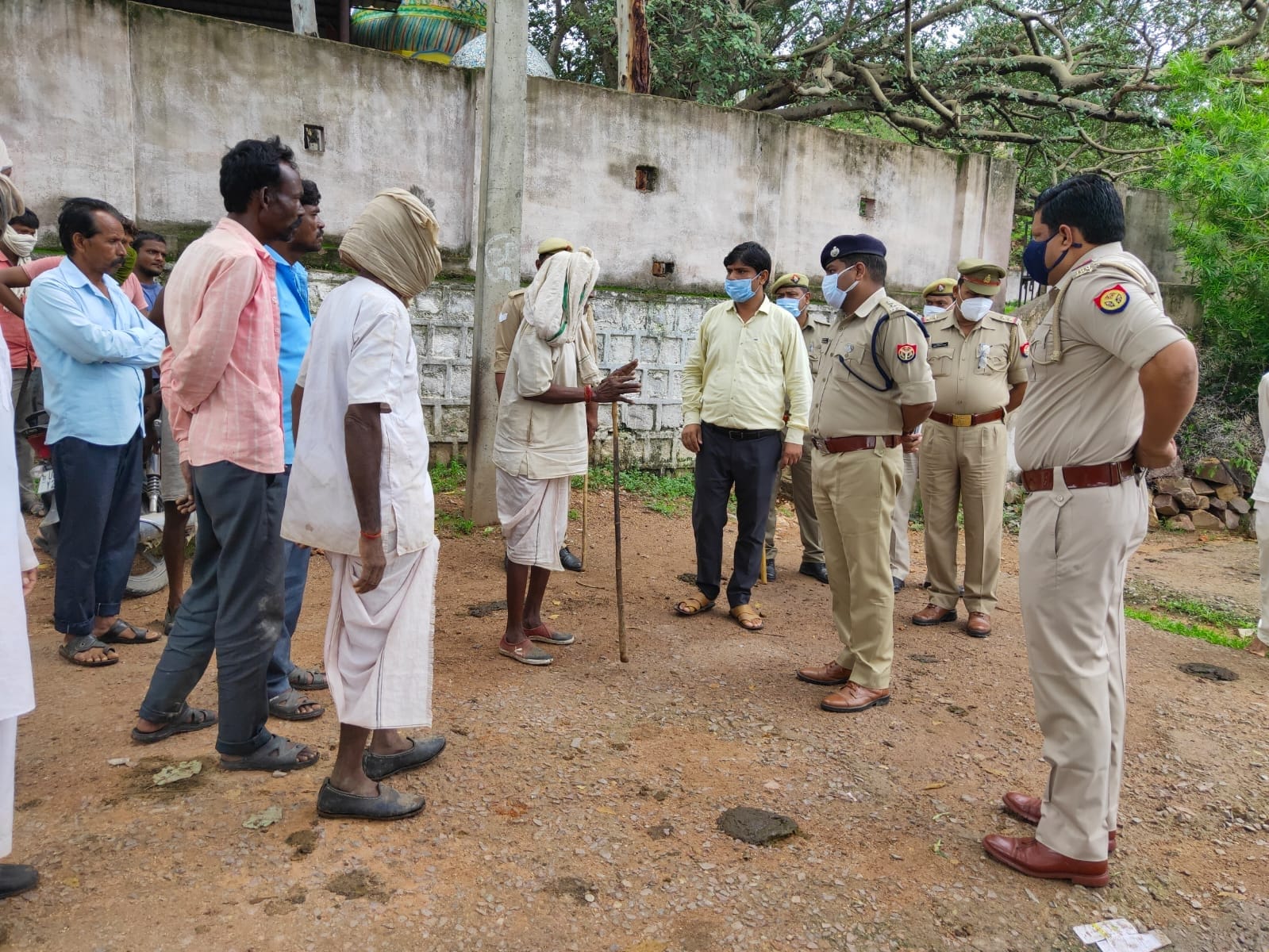 परिजनों व ग्रामीणों से महिला की पलकें जलाने की घटना की जानकारी लेते पुलिस अधीक्षक। परिजनों व ग्रामीणों से महिला की पलकें जलाने की घटना की जानकारी लेते पुलिस अधीक्षक।