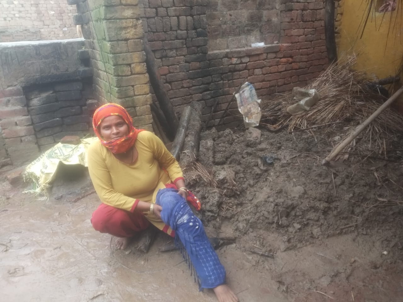 भोपा के तिस्सा गांव में मकान की छत गिरने की घटना में घायल महिला। भोपा के तिस्सा गांव में मकान की छत गिरने की घटना में घायल महिला।