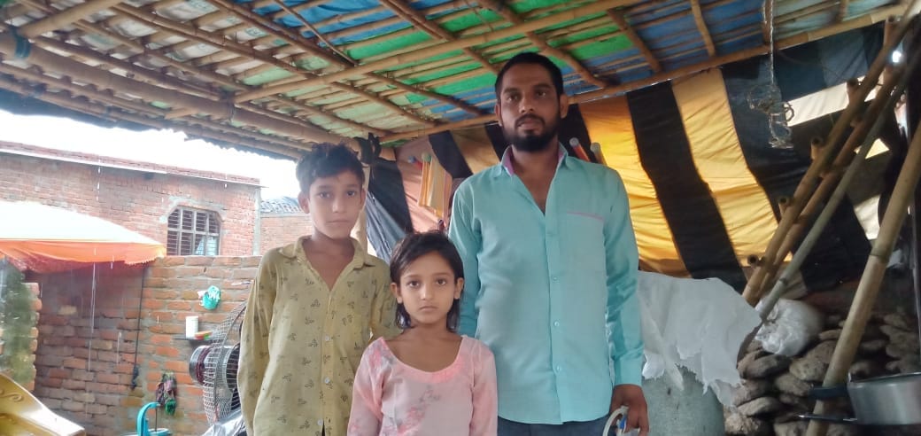 खतौली के मौहल्ला सददीकनगर में मकान की छत गिरने से बेघर हुआ परिवार। खतौली के मौहल्ला सददीकनगर में मकान की छत गिरने से बेघर हुआ परिवार।