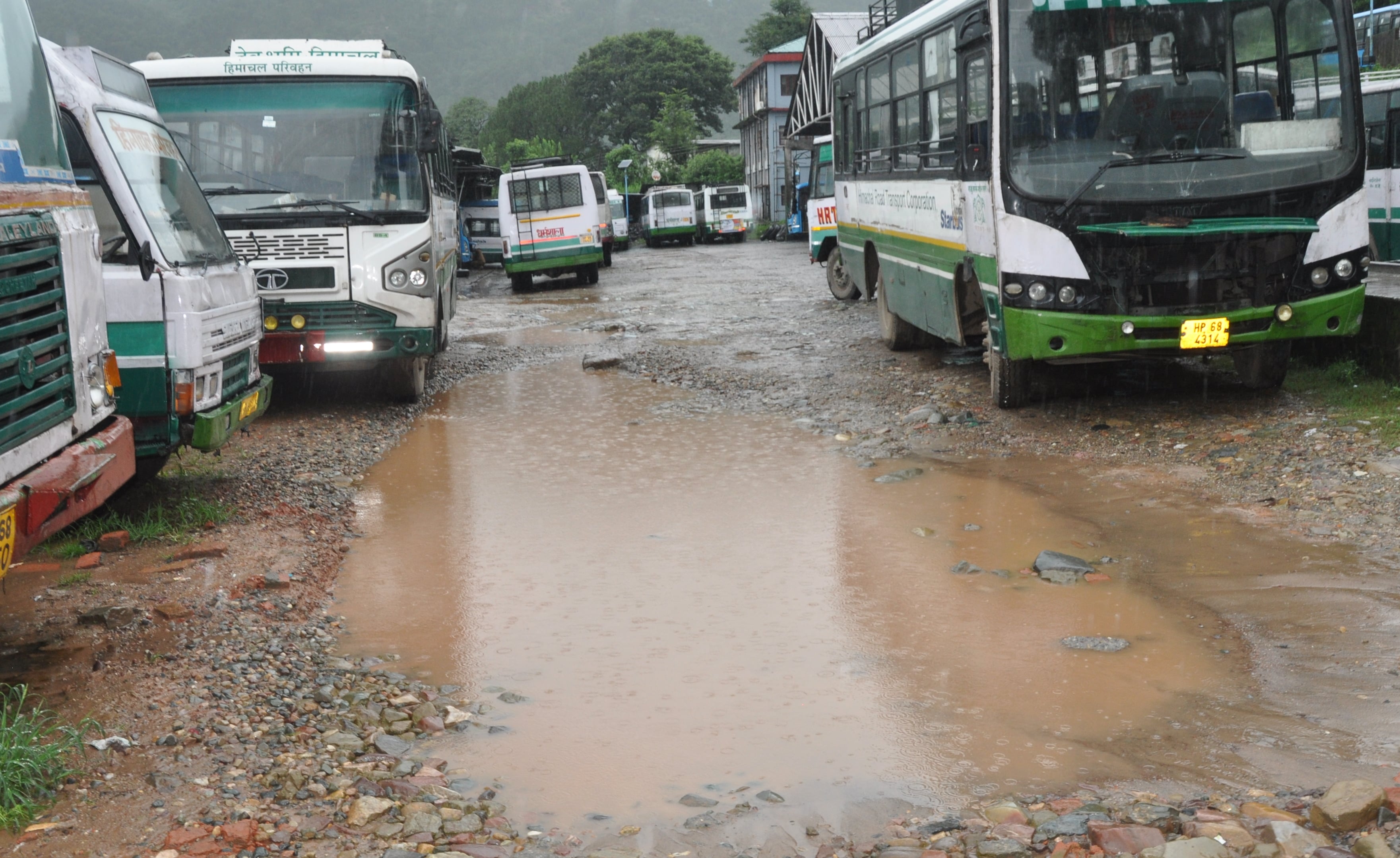 लाइव.... धर्मशाला में एचआरटीसी वर्कशाप के प्रवेश रास्ते पर बारिश से भरा पानी।