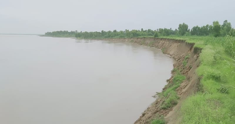 मंडावर के गांव फतेहपुर के पास खेतों का कटान करती गंगा।