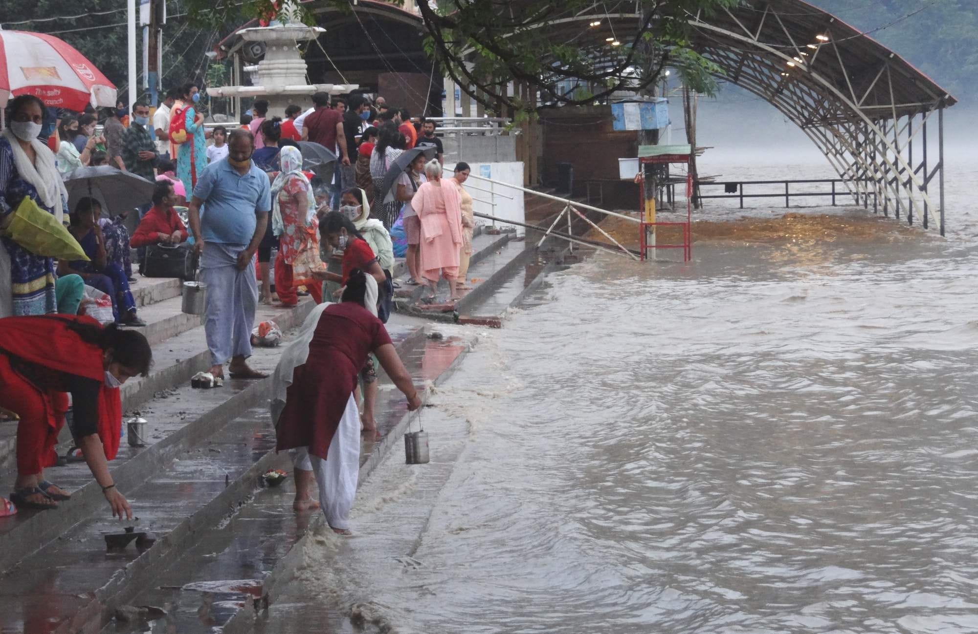 त्रिवेणी घाट में आरती स्थल तक पहुंचा गंगा का जलस्तर। त्रिवेणी घाट में आरती स्थल तक पहुंचा गंगा का जलस्तर।