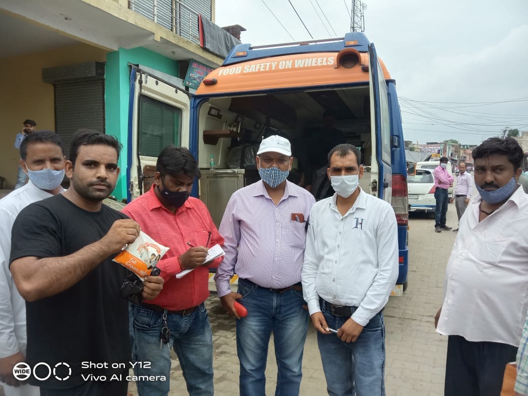 अंबेहटा में जागरुक करती खाद्य विभाग की टीम अंबेहटा में जागरुक करती खाद्य विभाग की टीम