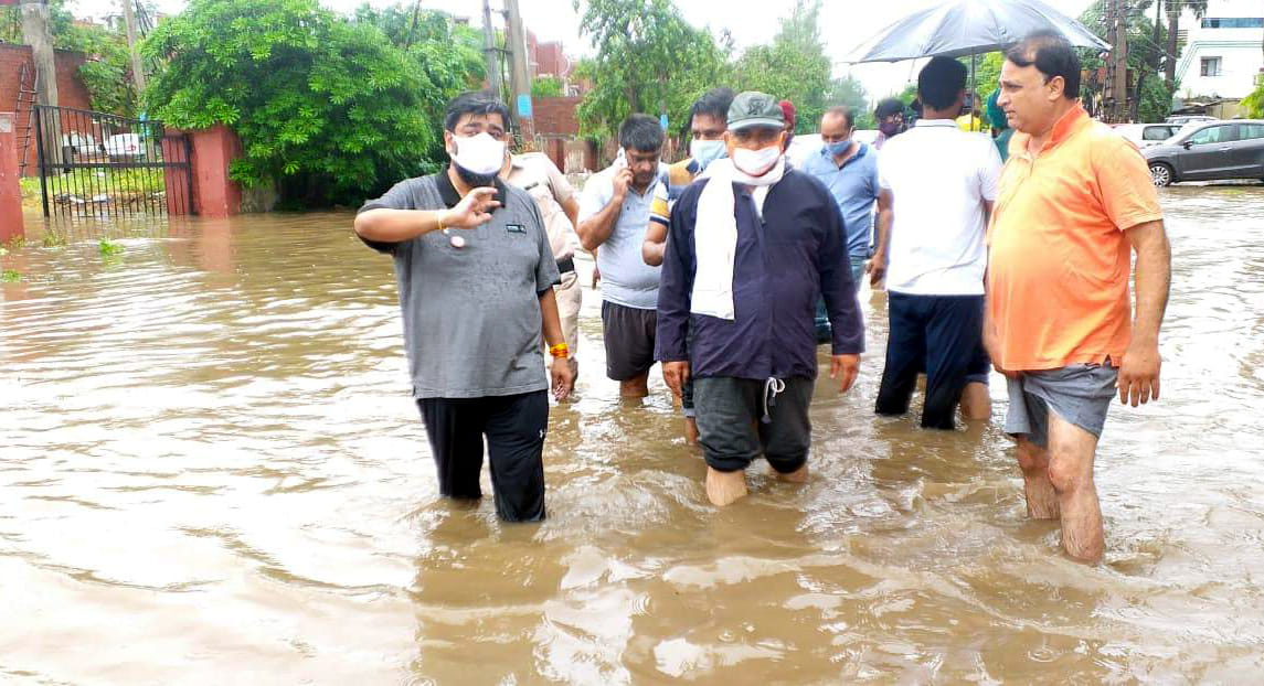 अंबाला शहर में जलभराव की स्थिति का जायजा लेते विधायक असीम गोयल। अंबाला शहर में जलभराव की स्थिति का जायजा लेते विधायक असीम गोयल।