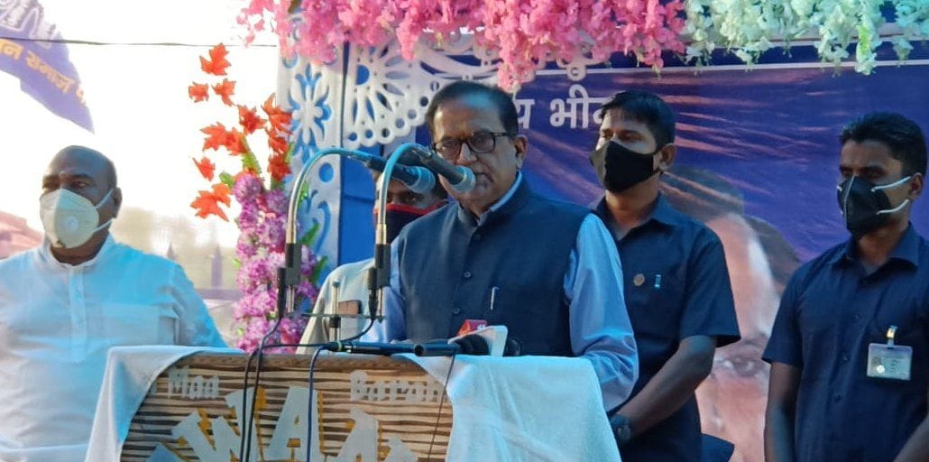 ानीगंज के रामनगर में बसपा द्वारा आयोजित प्रबुद्ध वर्ग सम्मेलन में बोलते राष्ट्रीय महासचिव सतीश 