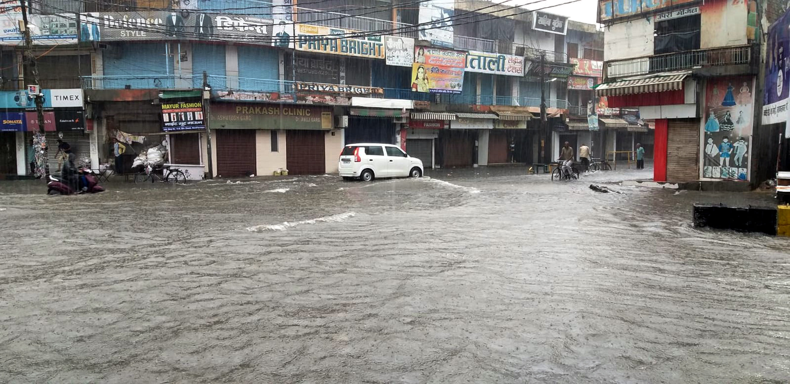 मुजफ्फरनगर में सुबह झमाझम बारिश के चलते एसडी कालेज मार्केट में हुआ जलभराव। मुजफ्फरनगर में सुबह झमाझम बारिश के चलते एसडी कालेज मार्केट में हुआ जलभराव।