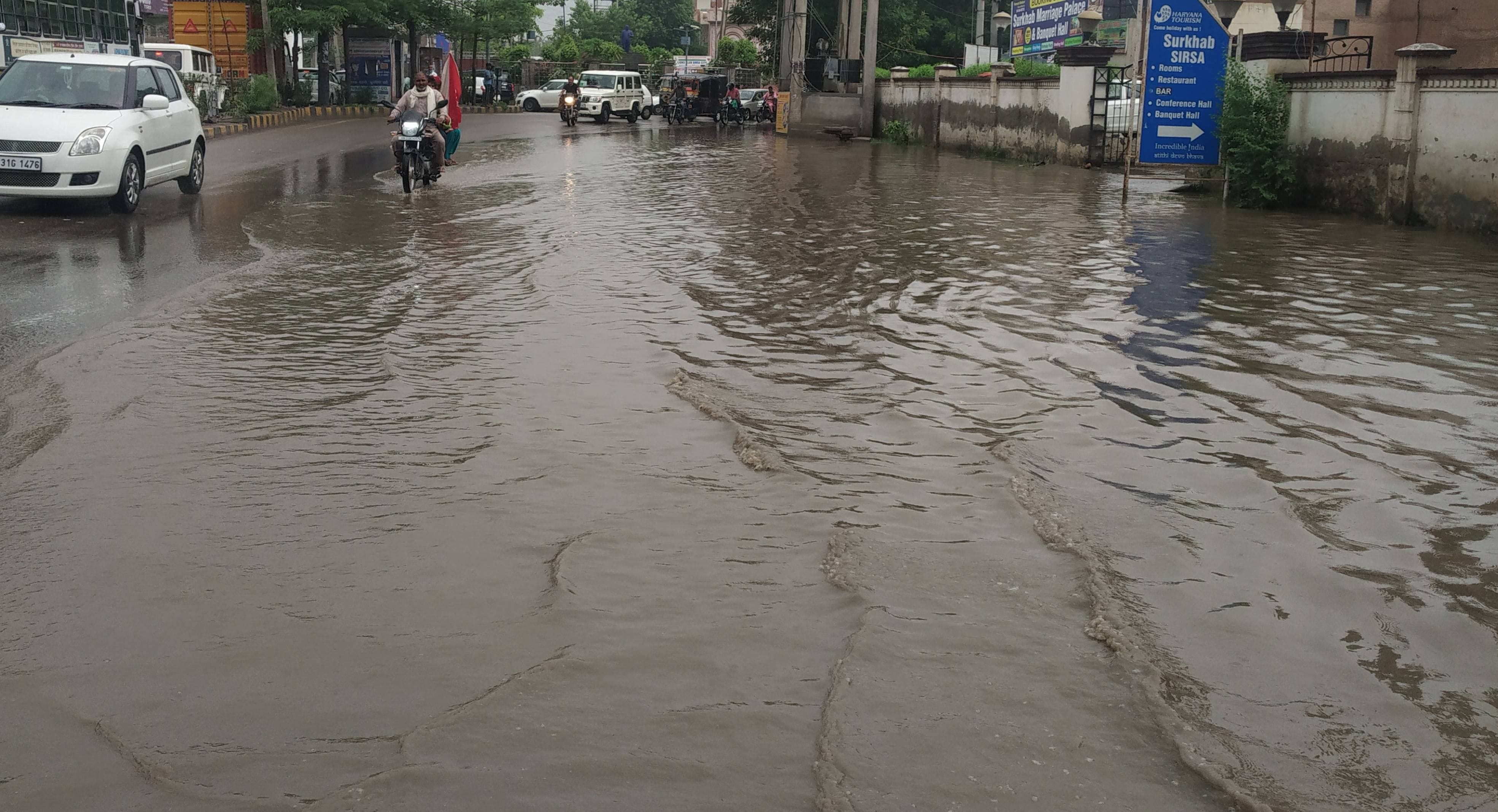 शहर के सुरखाब चौक पर जमा बारिश का पानी संवाद शहर के सुरखाब चौक पर जमा बारिश का पानी संवाद