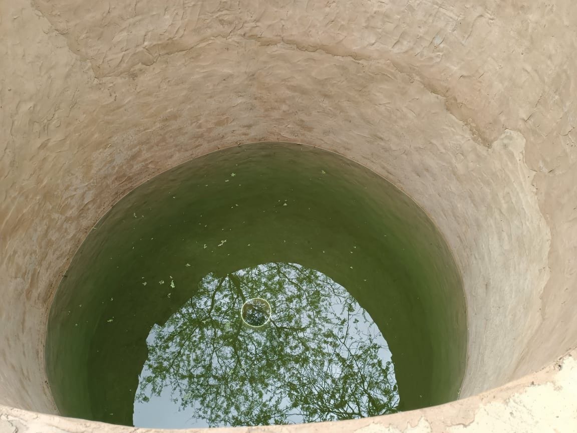 बुजुर्ग दंपति द्वारा पहाड़ी की चोटी पर बनाया गया कुंड।