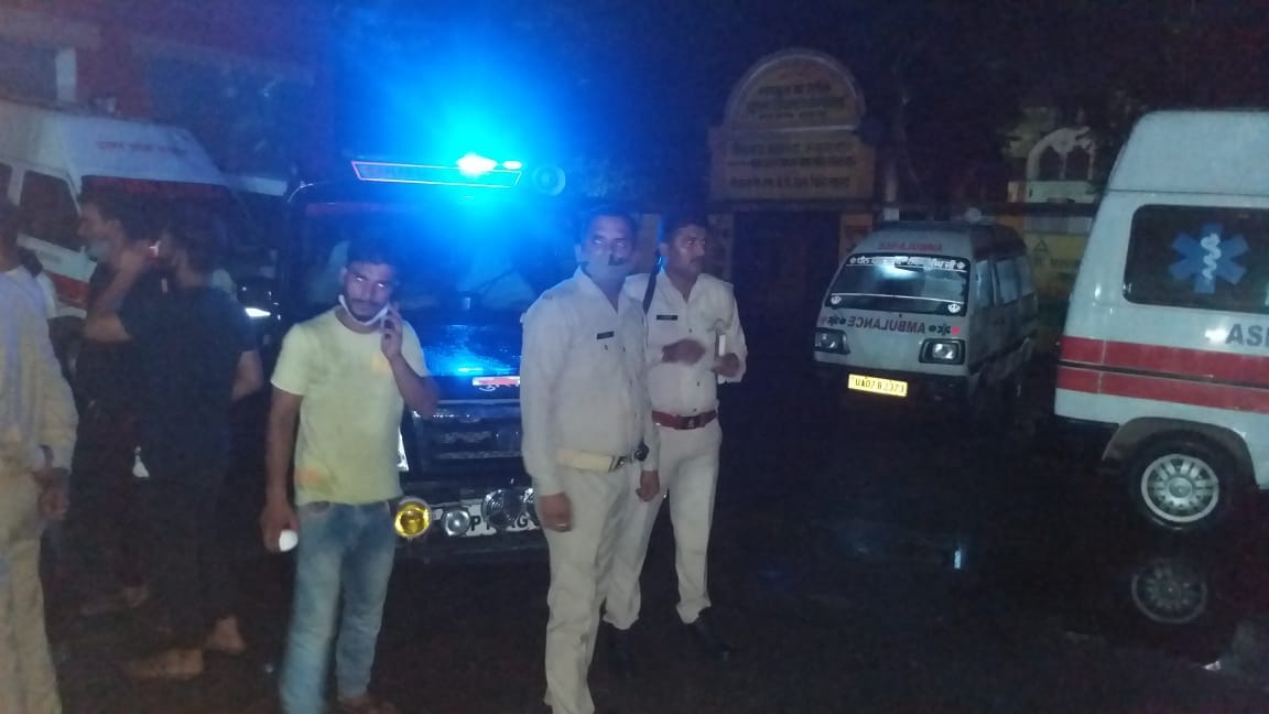 - गांव शेखपुरा कदीम में युवक की चाकू घोंपकर हत्या होने के बाद जिला अस्पताल में पहुंची पुलिस।
