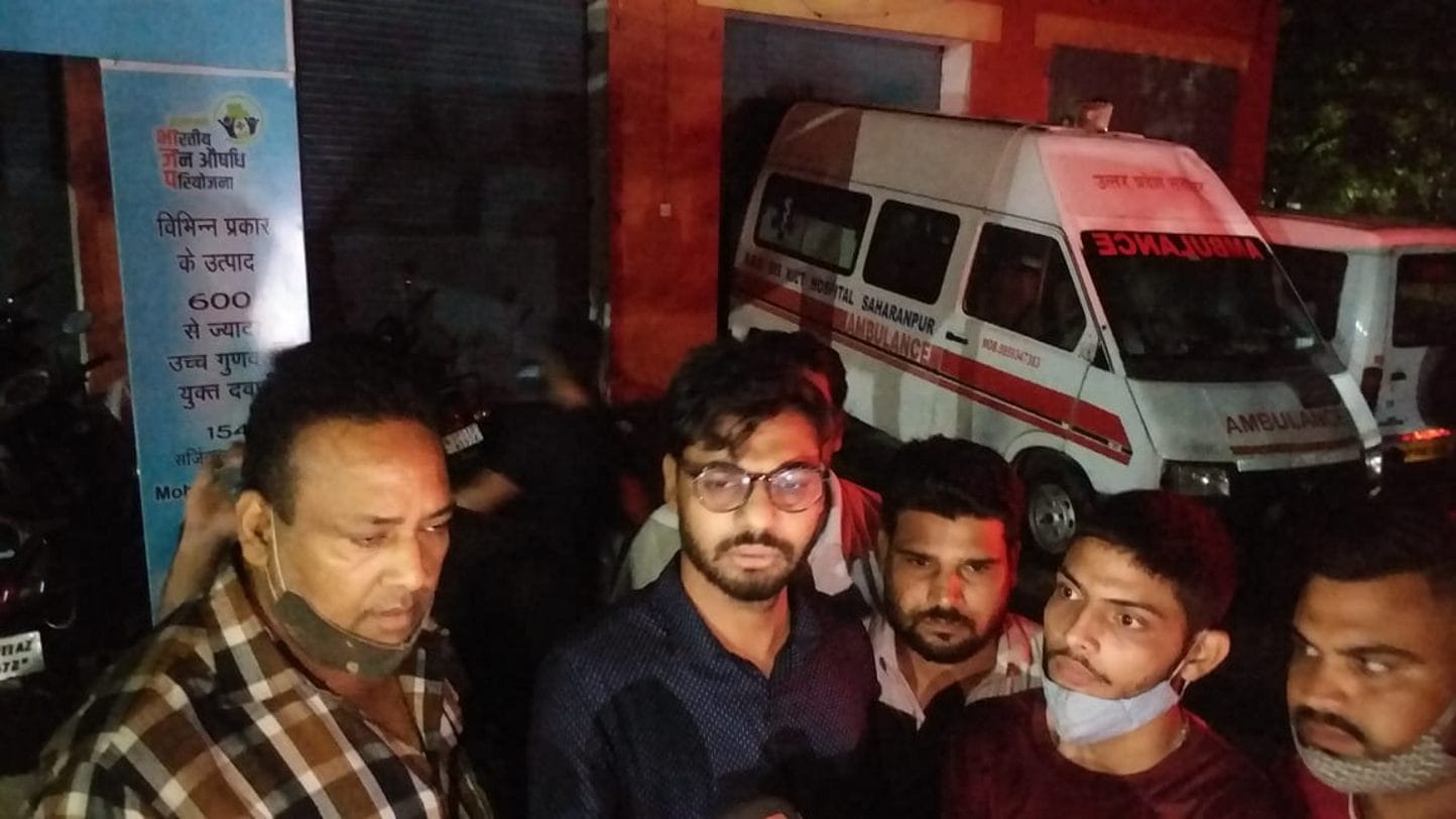 - गांव शेखपुरा कदीम में युवक की चाकू घोंपकर हत्या होने के बाद जिला अस्पताल में पहुंचे परिजन और ग्र?