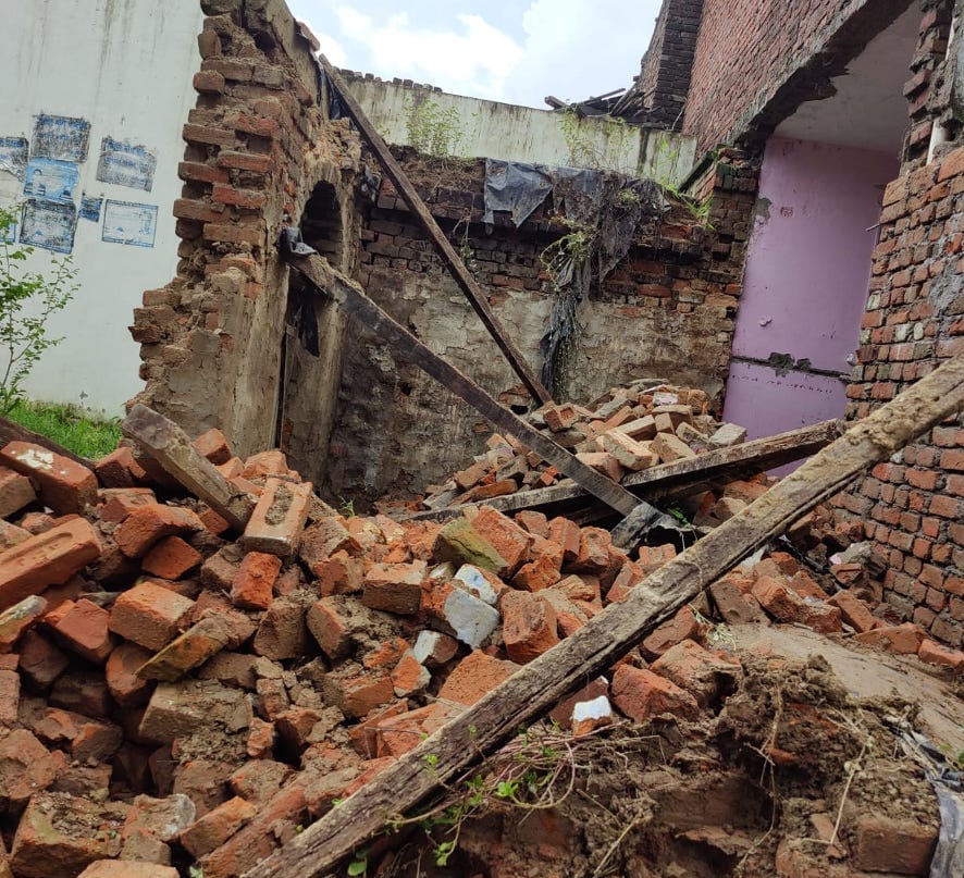 नजीबाबाद के मुबारकपुर में क्षतिग्रस्त मकान। नजीबाबाद के मुबारकपुर में क्षतिग्रस्त मकान।