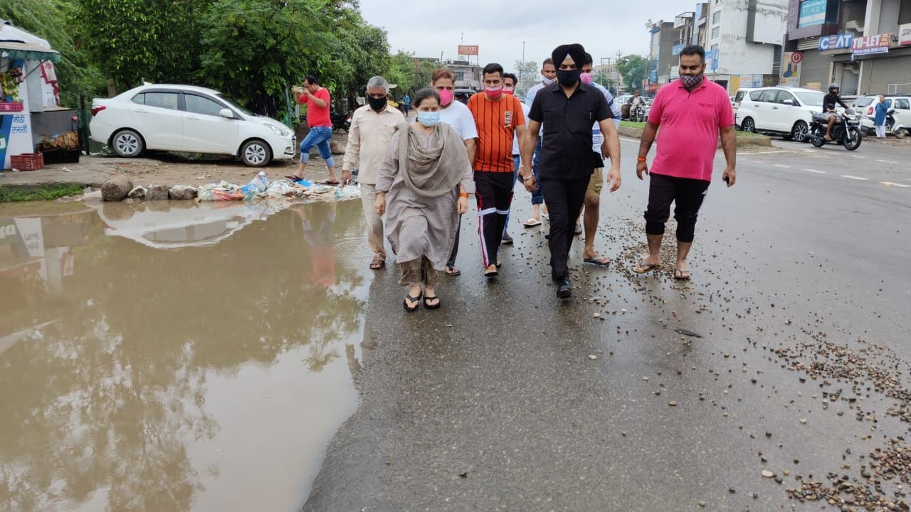 शहर में हुए जलभराव का जायजा लेने निकली मेयर शक्ति रानी। संवाद शहर में हुए जलभराव का जायजा लेने निकली मेयर शक्ति रानी। संवाद