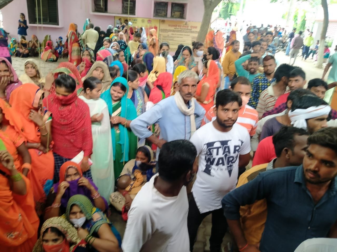 मानधाता पीएचसी में वैक्सीन लगवाने को लगी लोगों की भीड़। संवाद मानधाता पीएचसी में वैक्सीन लगवाने को लगी लोगों की भीड़। संवाद