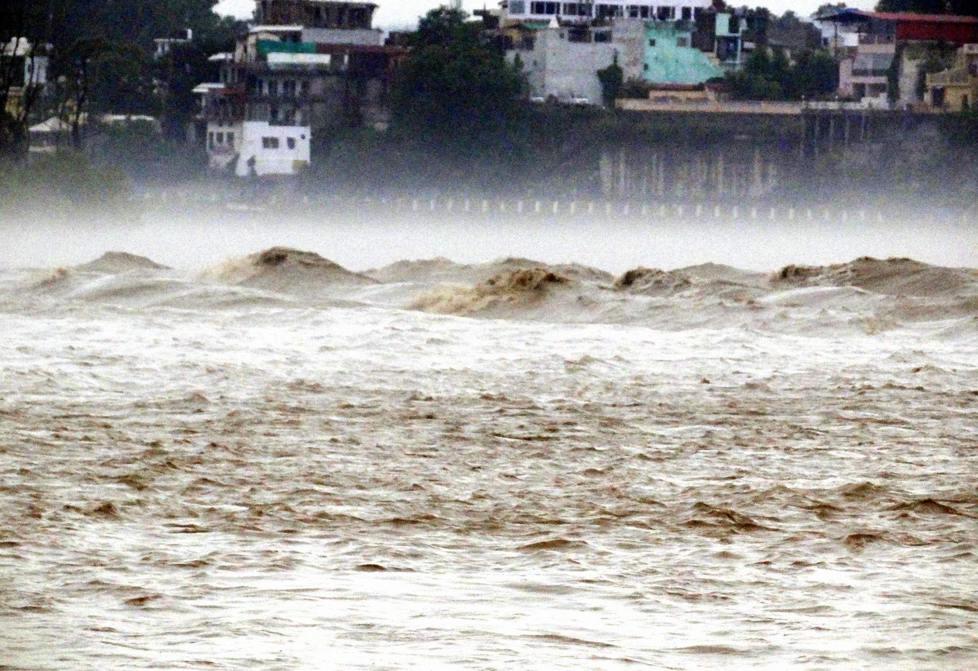 त्रिवेणी घाट के सामने इस तरह गंगा नदी में उठ रही लहरें। त्रिवेणी घाट के सामने इस तरह गंगा नदी में उठ रही लहरें।