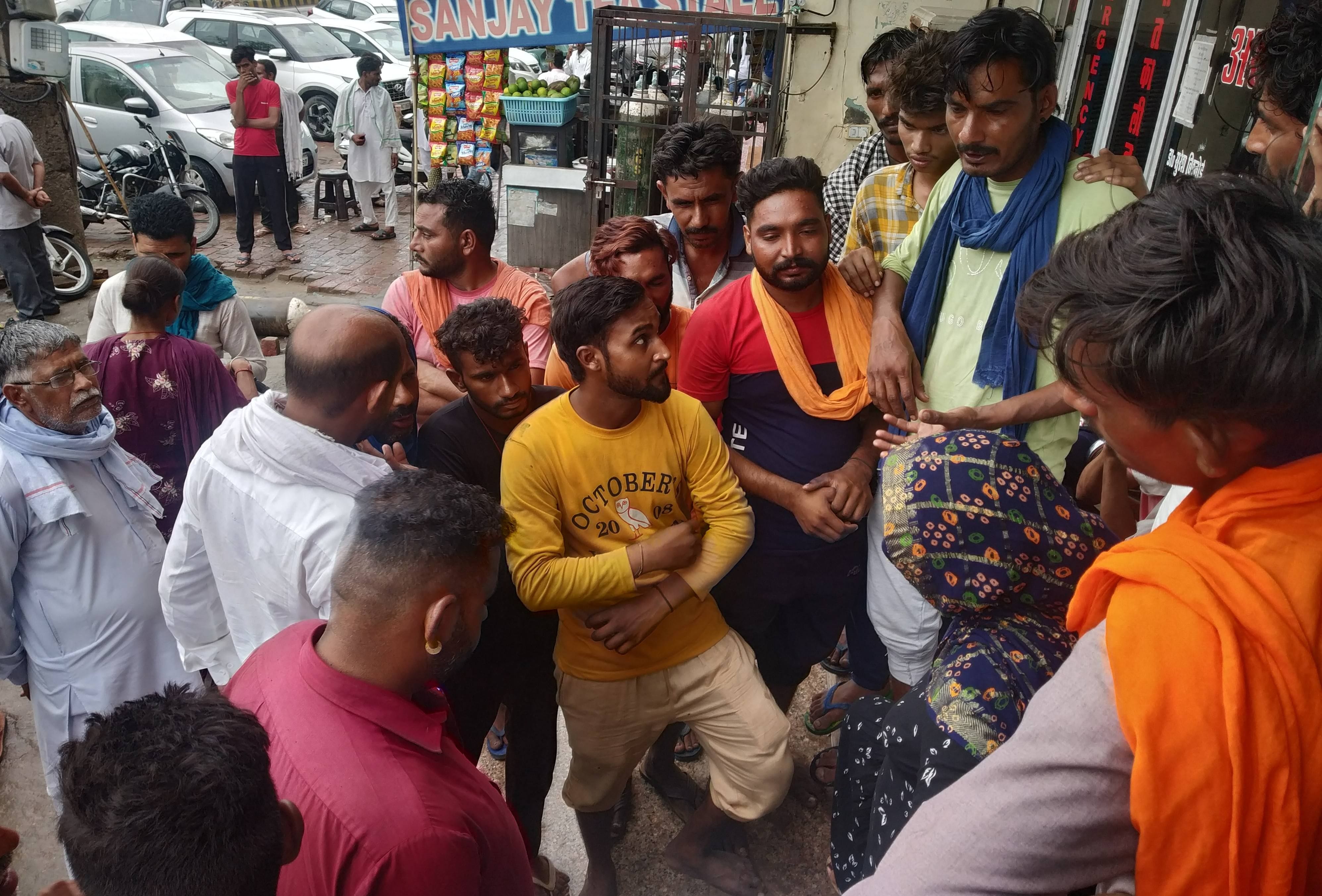 मजदूरों के घायल होने के बाद निजी अस्पताल के बाहर लगी मरीजों के परिजनों की भीड़ मजदूरों के घायल होने के बाद निजी अस्पताल के बाहर लगी मरीजों के परिजनों की भीड़