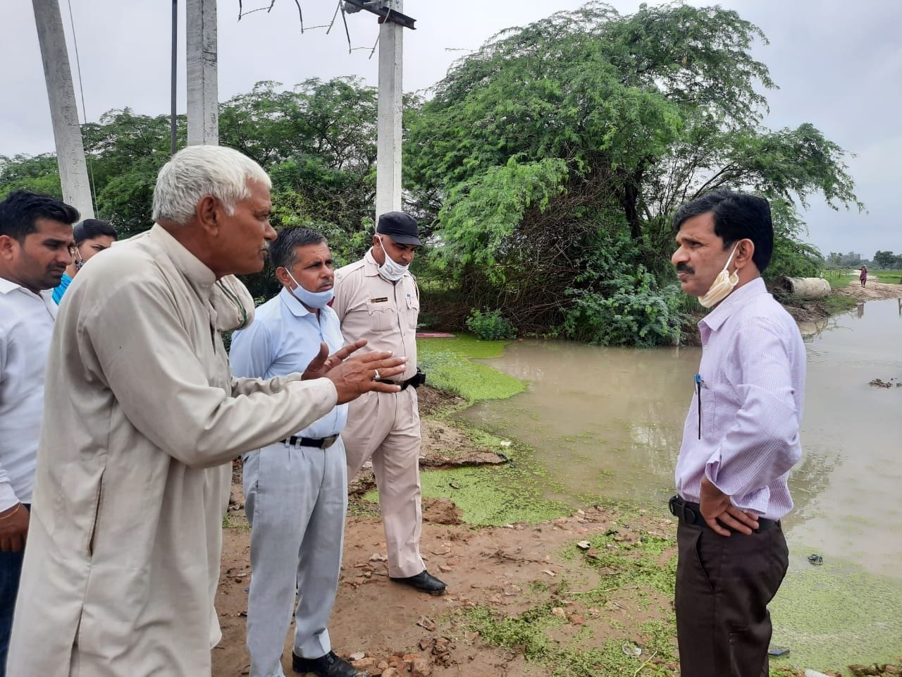 खेत में भरे पानी का जायजा लेने के दौरान किसानों से बातचीत करते एसडीएम प्रदीप कुमार। खेत में भरे पानी का जायजा लेने के दौरान किसानों से बातचीत करते एसडीएम प्रदीप कुमार।