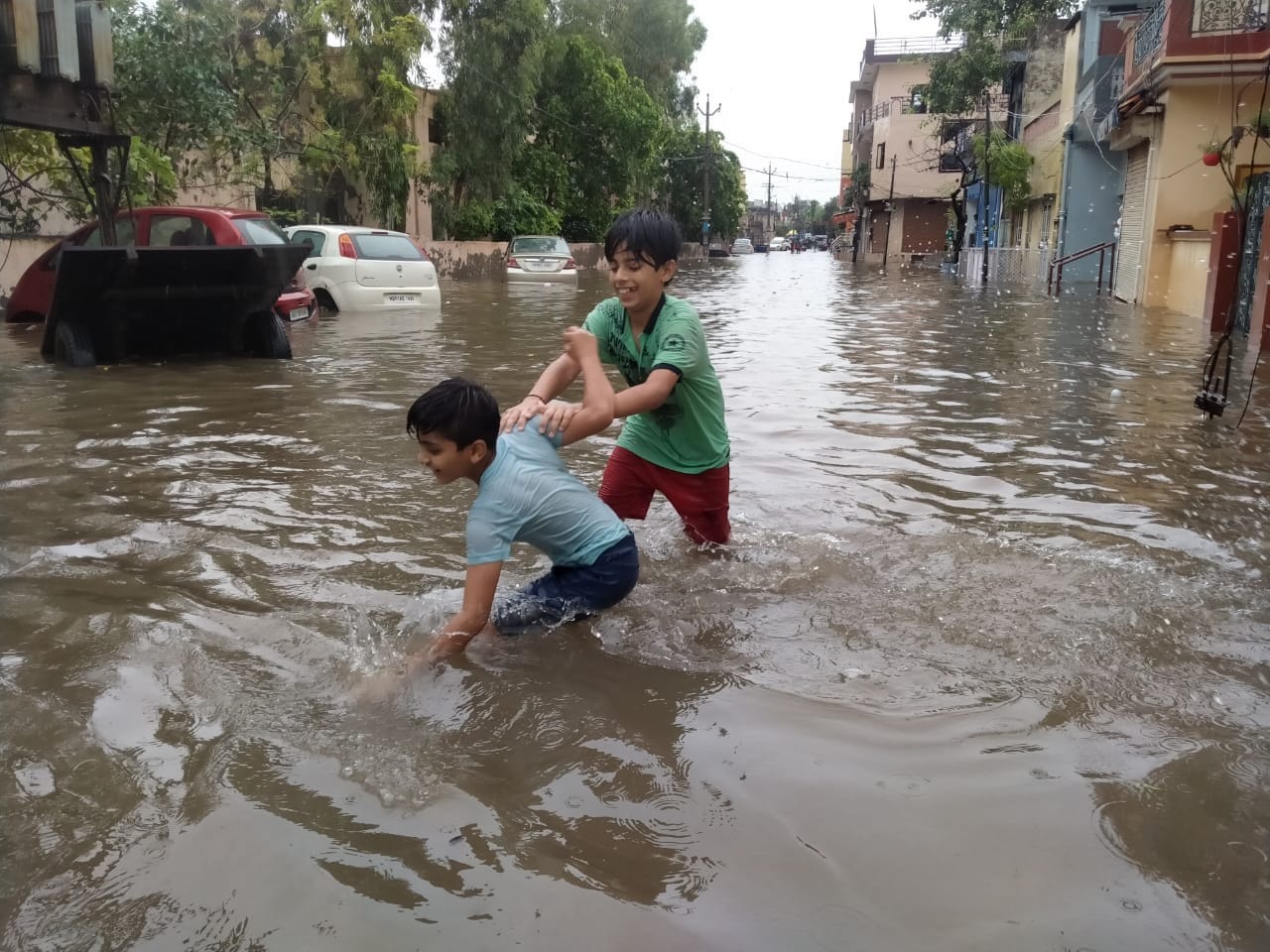 गुगा माड़ी के नजदीक पानी में खेलते बच्चे। संवाद गुगा माड़ी के नजदीक पानी में खेलते बच्चे। संवाद