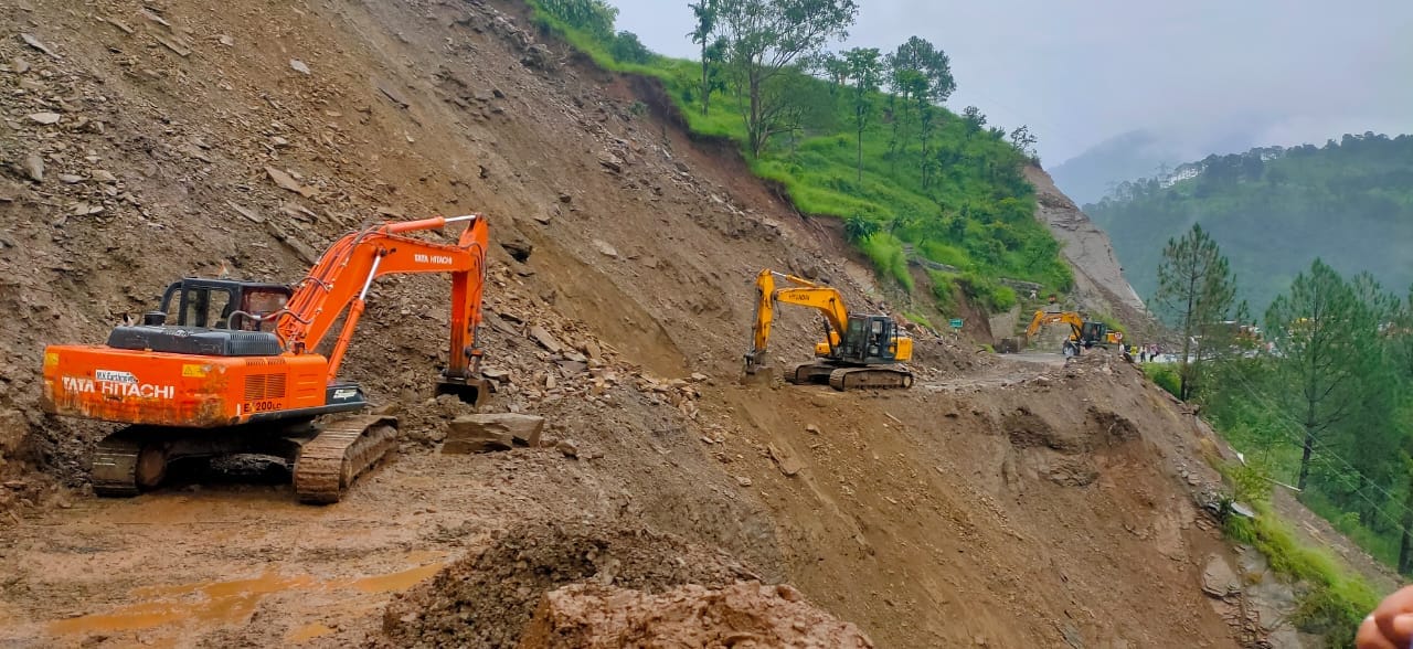 लोहाघाट-पिथौरागढ़ राष्ट्रीय राजमार्ग में भारतोली में आए मलबे को हटाती मशीनें। विज्ञप्ति लोहाघाट-पिथौरागढ़ राष्ट्रीय राजमार्ग में भारतोली में आए मलबे को हटाती मशीनें। विज्ञप्ति