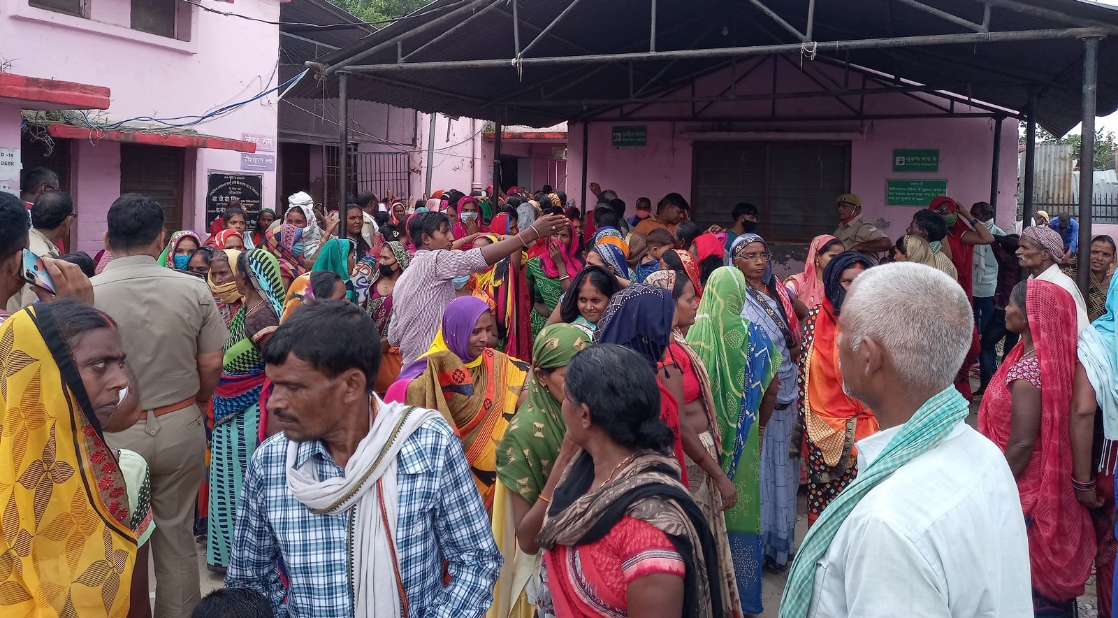 रानी की सराय प्राथमिक स्वास्थ्य केंद्र पर वैक्सीन लगवाने के लिए लगी भीड़। रानी की सराय प्राथमिक स्वास्थ्य केंद्र पर वैक्सीन लगवाने के लिए लगी भीड़।