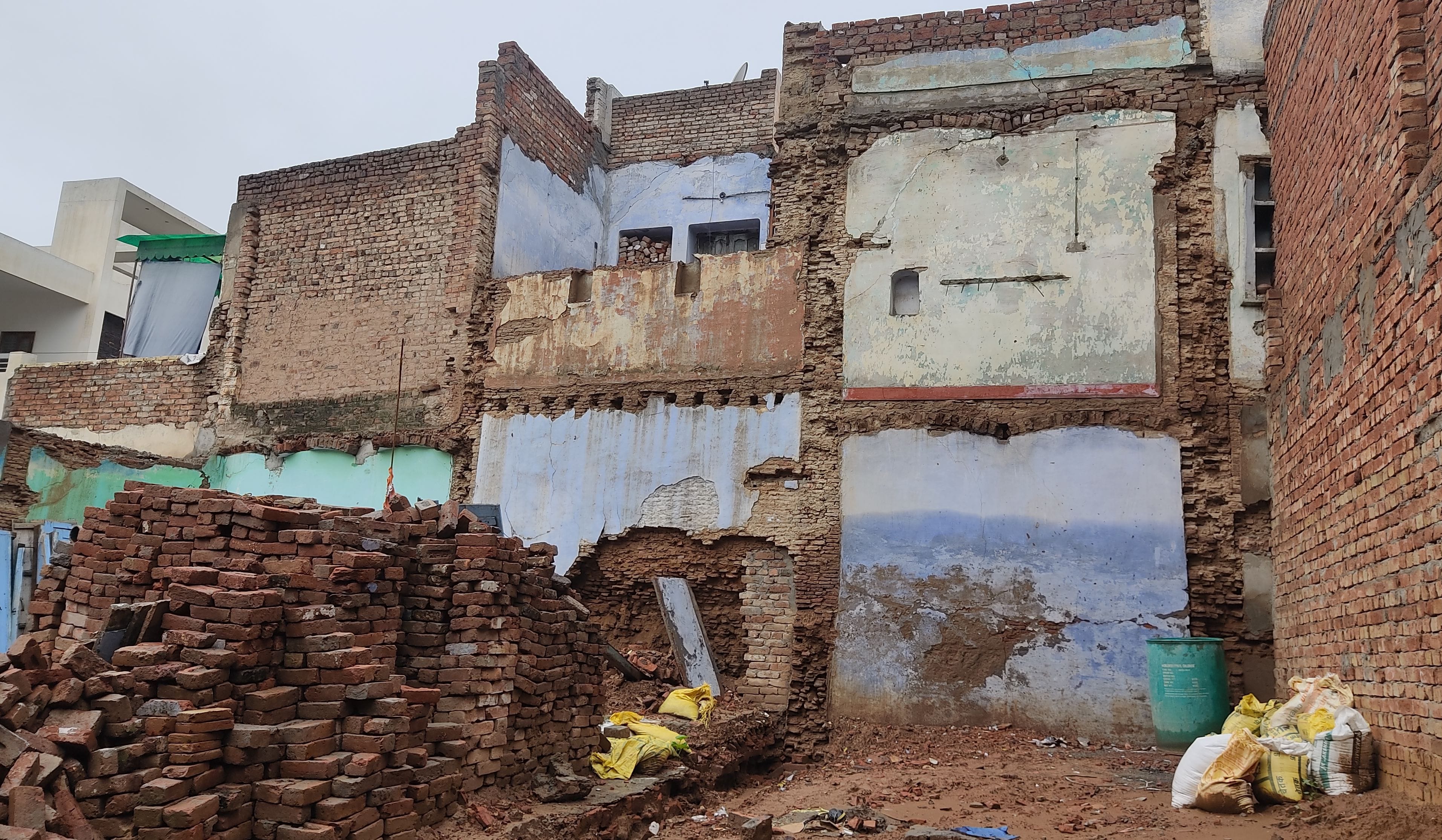 पुराने मकानों की खोखली हो चुकी दीवारें। पुराने मकानों की खोखली हो चुकी दीवारें।