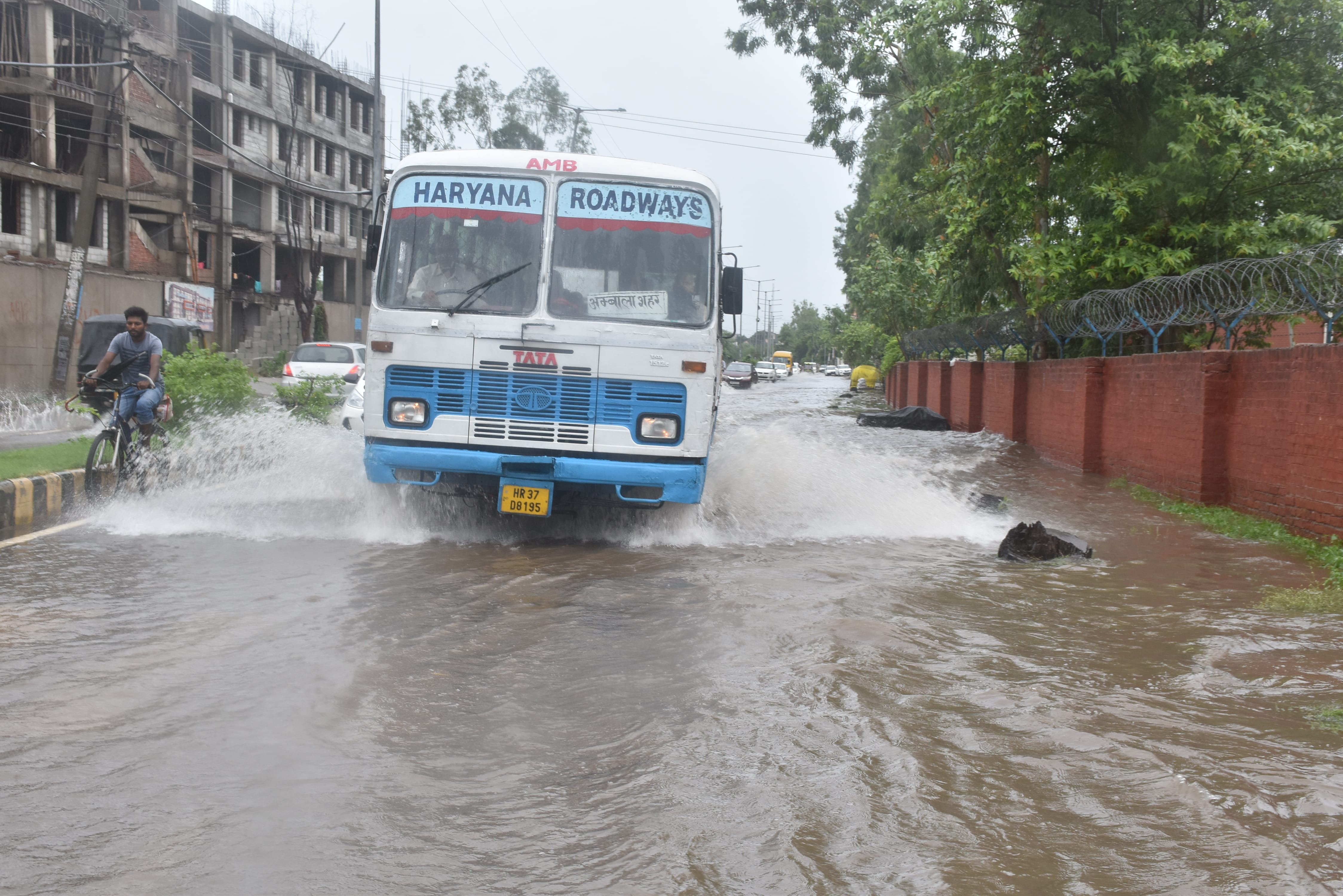 पुराना दिल्ली रोड़ पर हुए भारी जलभराव के बीच से गुजरती बस। संवाद पुराना दिल्ली रोड़ पर हुए भारी जलभराव के बीच से गुजरती बस। संवाद