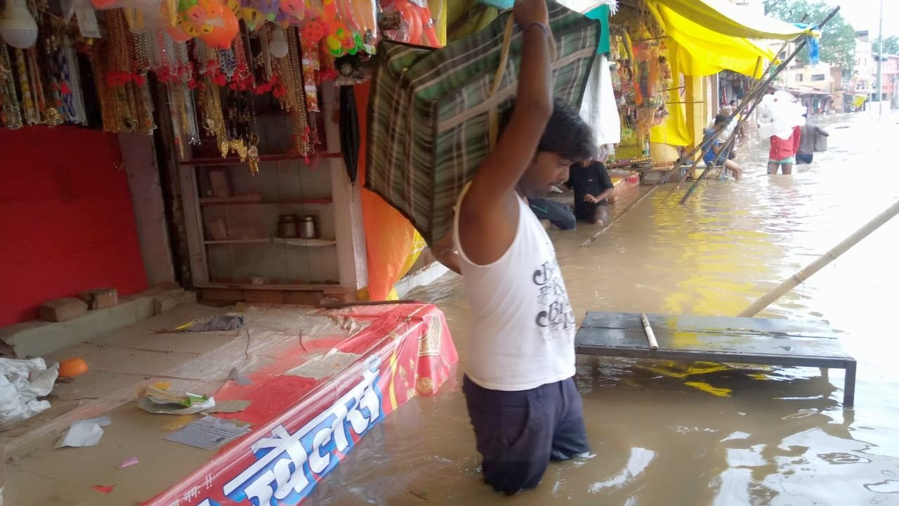 Mandakini water entered the shops of Ramghat Mandakini water entered the shops of Ramghat