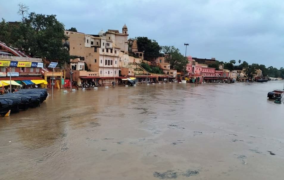 Mandakini water entered the shops of Ramghat Mandakini water entered the shops of Ramghat