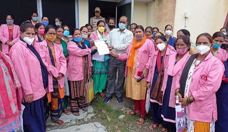 बड़कोट में तहसील प्रशासन के माध्यम से सीएम को ज्ञापन सौंपती आशा कार्यकर्ता।