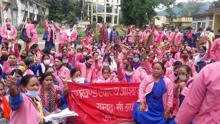 कोटद्वार तहसील में अपनी मांगों को लेकर धरना प्रदर्शन करती आशा कार्यकर्ता।