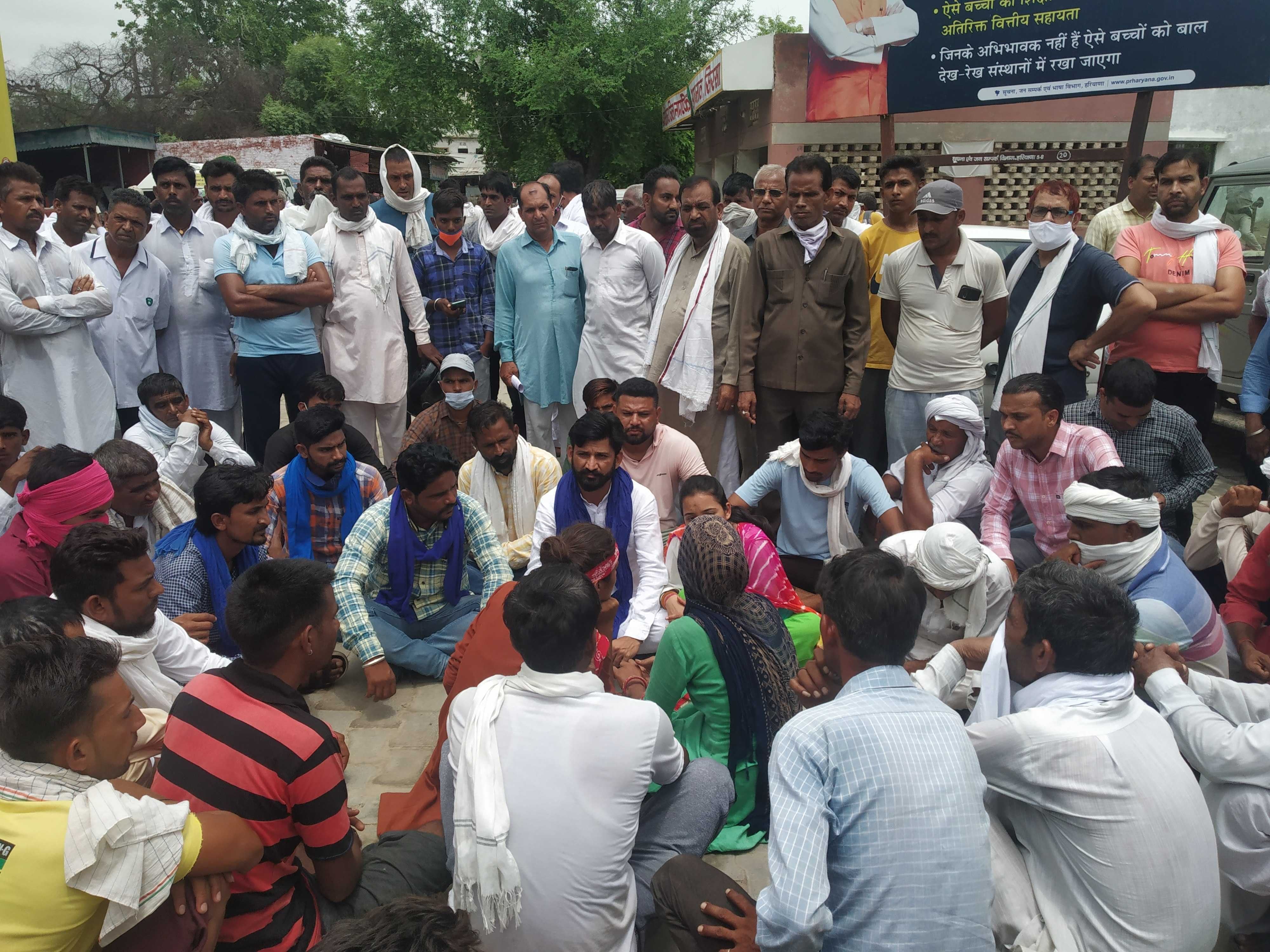 नागरिक अस्पताल में धरना देकर बैठे बच्ची के परिजन नागरिक अस्पताल में धरना देकर बैठे बच्ची के परिजन