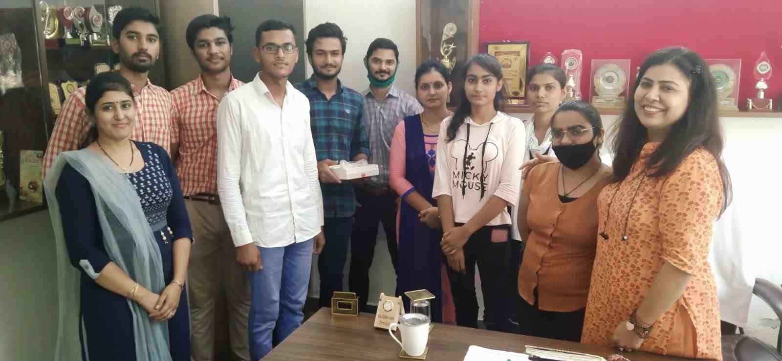  गुरु द्रोणाचार्य पब्लिक स्कूल में खुशी मनाते स्टाफ सदस्य और विद्यार्थी। संवाद