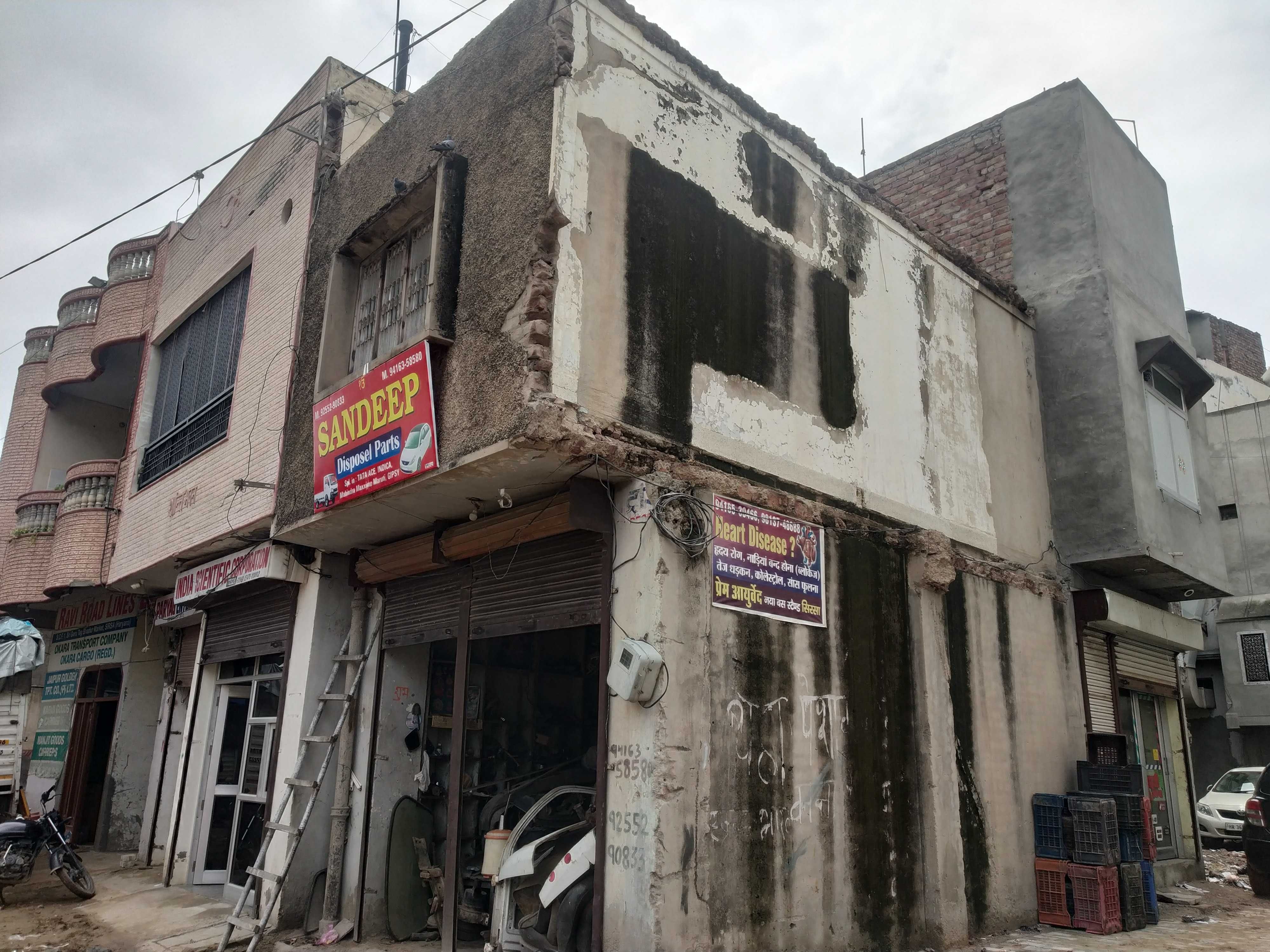 डबवाली रोड के साथ खड़ा जर्जर भवन डबवाली रोड के साथ खड़ा जर्जर भवन