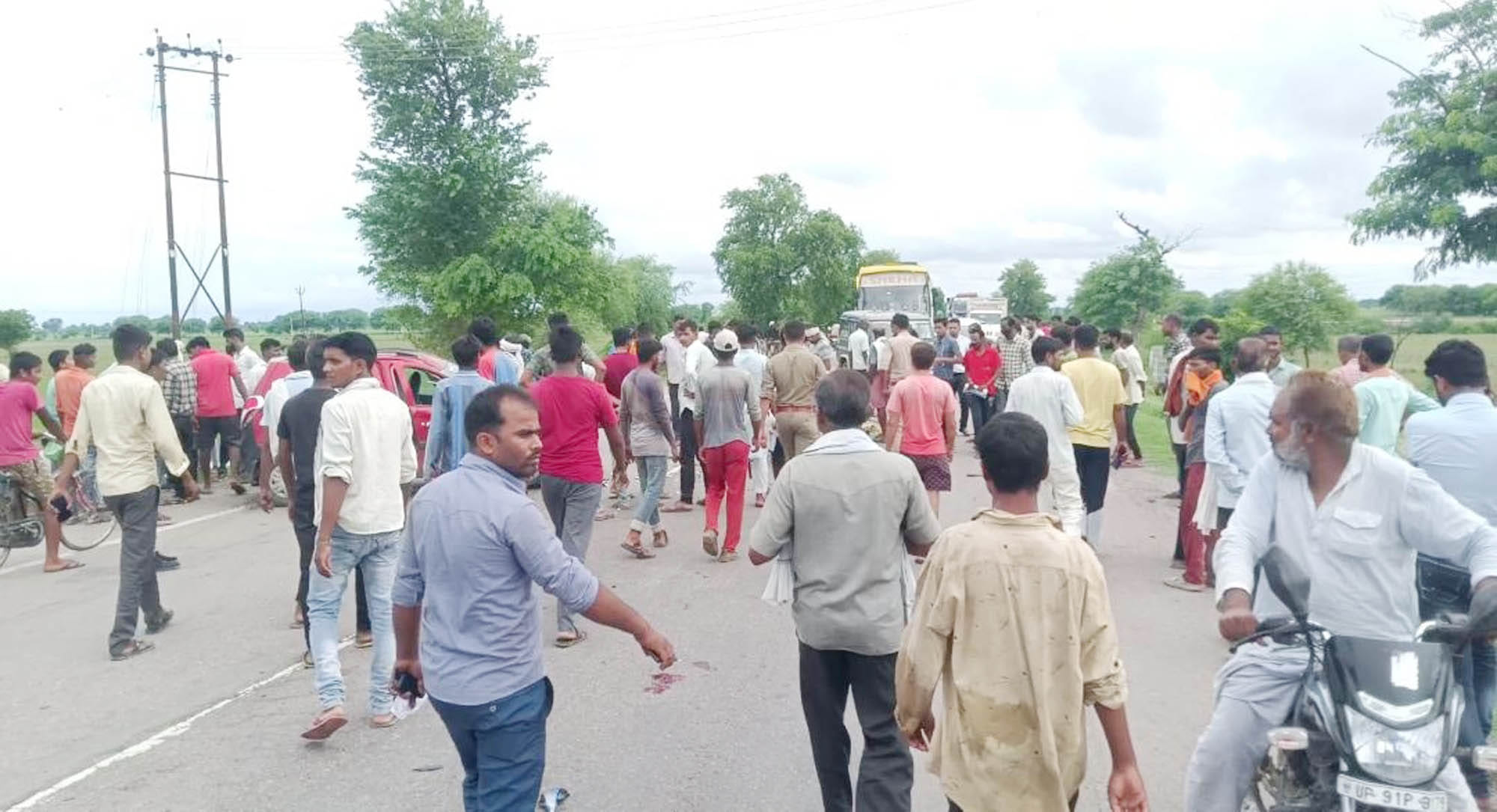 इंगोहटा के पास हाईवे पर घटनास्थल में लगी लोगों की भीड़। इंगोहटा के पास हाईवे पर घटनास्थल में लगी लोगों की भीड़।
