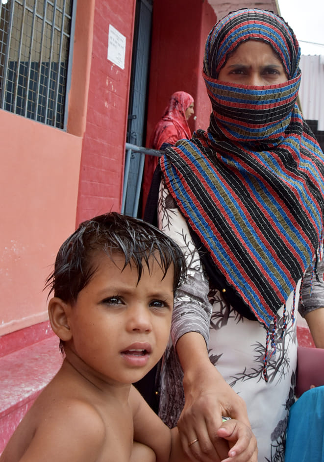 जिला अस्पताल में गिरा पेड़ से टकराकर नाले में गिरी बच्ची को निकाला जिला अस्पताल में गिरा पेड़ से टकराकर नाले में गिरी बच्ची को निकाला