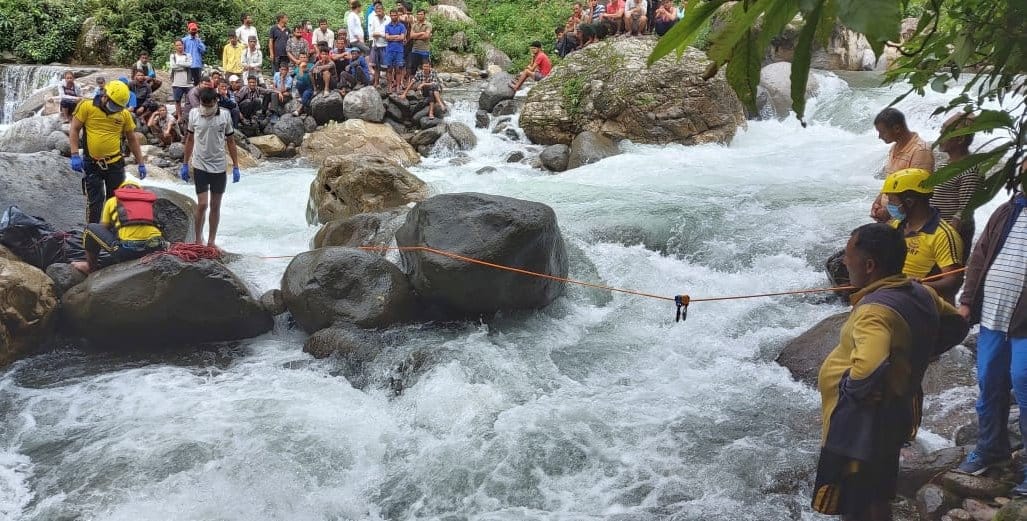लाती गधेरे में डूबे युवक के शव को गधेरे से रेस्क्यू अभियान चलाकर निकालते एसडीआरएफ के जवान। लाती गधेरे में डूबे युवक के शव को गधेरे से रेस्क्यू अभियान चलाकर निकालते एसडीआरएफ के जवान।