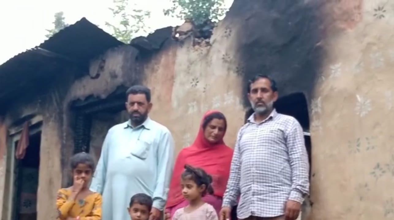 पुंछ जिले की बालाकोट तैहसील के गांव धारघलून में आग से जला माकान और पैसे एंव गैहने दिखाते पीडित