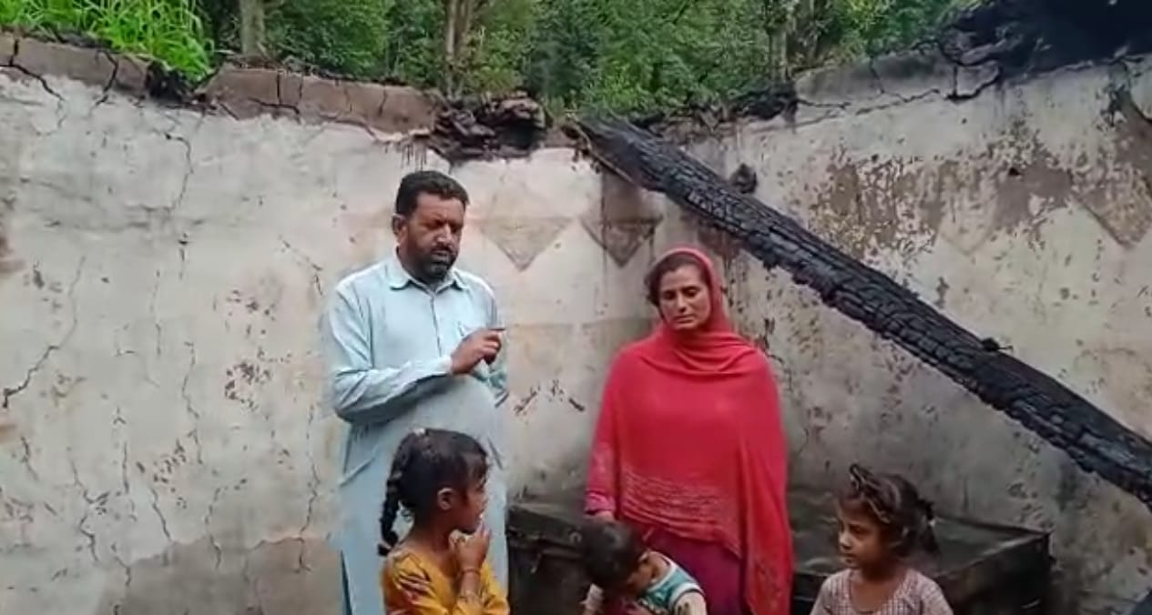 प ंछ जिले की बालाकोट तैहसील के गांव धारघलून में आग से जला माकान और पैसे एंव गैहने दिखाते पीडित