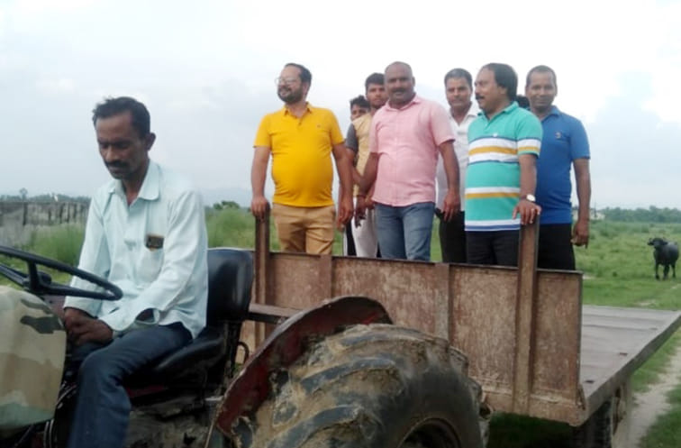 स्पोटर्स कॉलेज का ट्रेक्टर ट्रोली पर निरीक्षण करने जाते क्रीडा अधिकारी स्पोटर्स कॉलेज का ट्रेक्टर ट्रोली पर निरीक्षण करने जाते क्रीडा अधिकारी