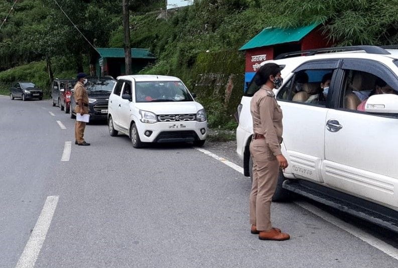 कैंपटी फॉल में पर्यटकों के दस्तावेजों की जांच करते पुलिसकर्मी। संवाद कैंपटी फॉल में पर्यटकों के दस्तावेजों की जांच करते पुलिसकर्मी। संवाद