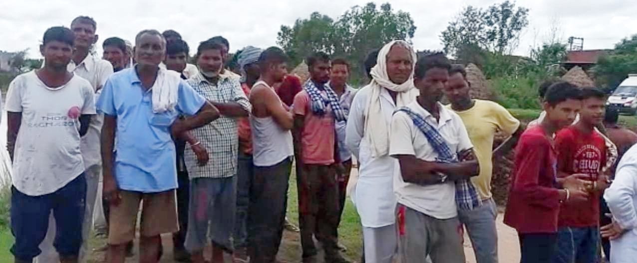 मारकंडा नदी के पास जमा लोग।