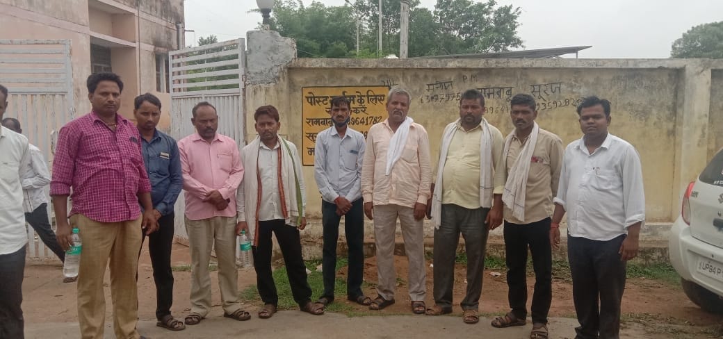 पोस्टमार्टम हाउस के बाहर घटना की जानकारी देते परिजन व ग्रामीण। पोस्टमार्टम हाउस के बाहर घटना की जानकारी देते परिजन व ग्रामीण।