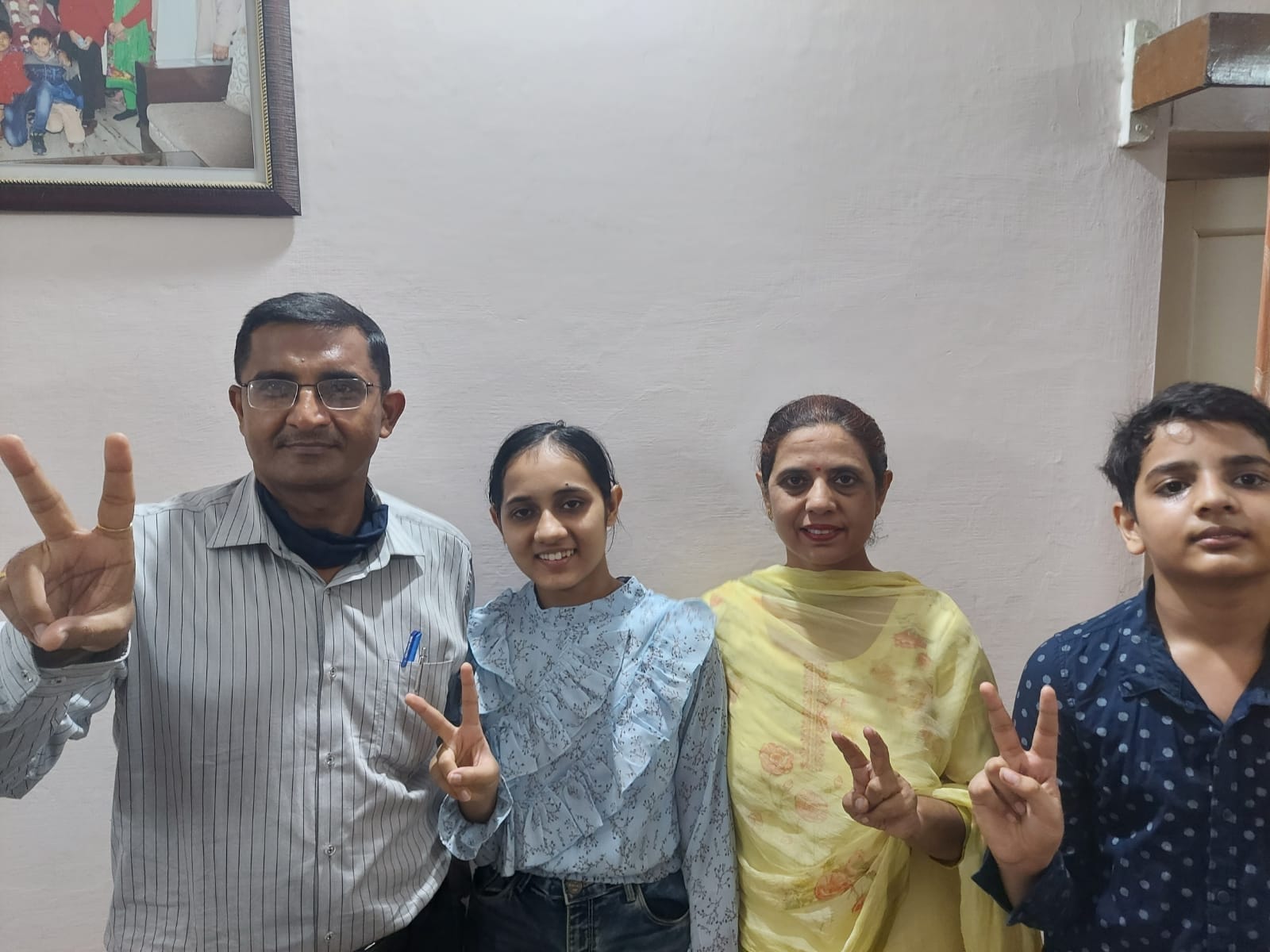 परिवार के साथ खुशी जाहिर करती कीर्ति। परिवार के साथ खुशी जाहिर करती कीर्ति।