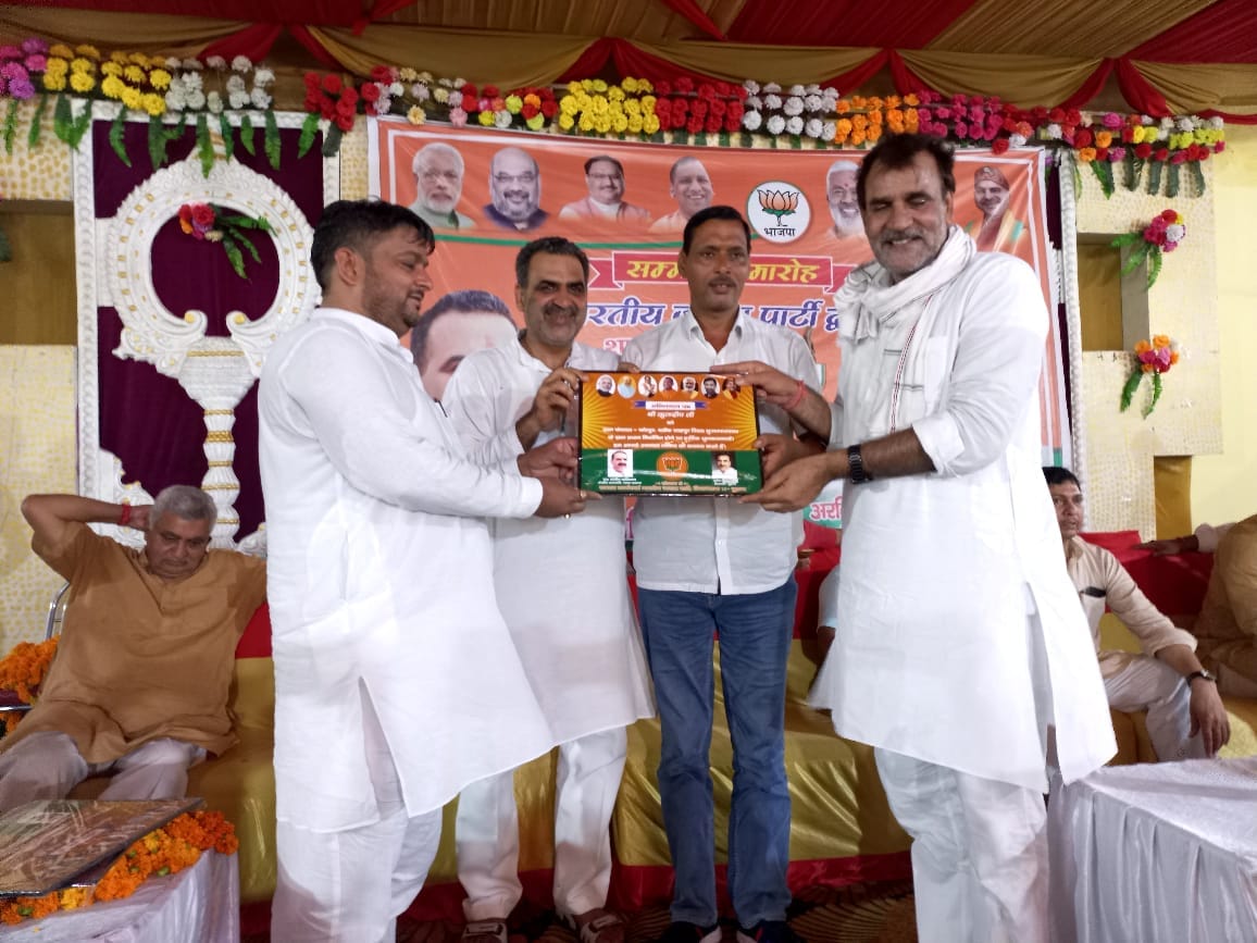 शाहपुर में ग्राम प्रधानों को सम्मानित करते केंद्रीय राज्यमंत्री व विधायक