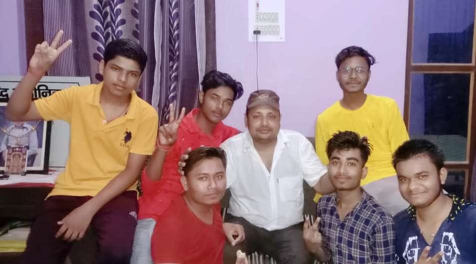 केपीआई इंटर कॉलेज खरेला में खुशी का इजहार करते मेधावी छात्र केपीआई इंटर कॉलेज खरेला में खुशी का इजहार करते मेधावी छात्र