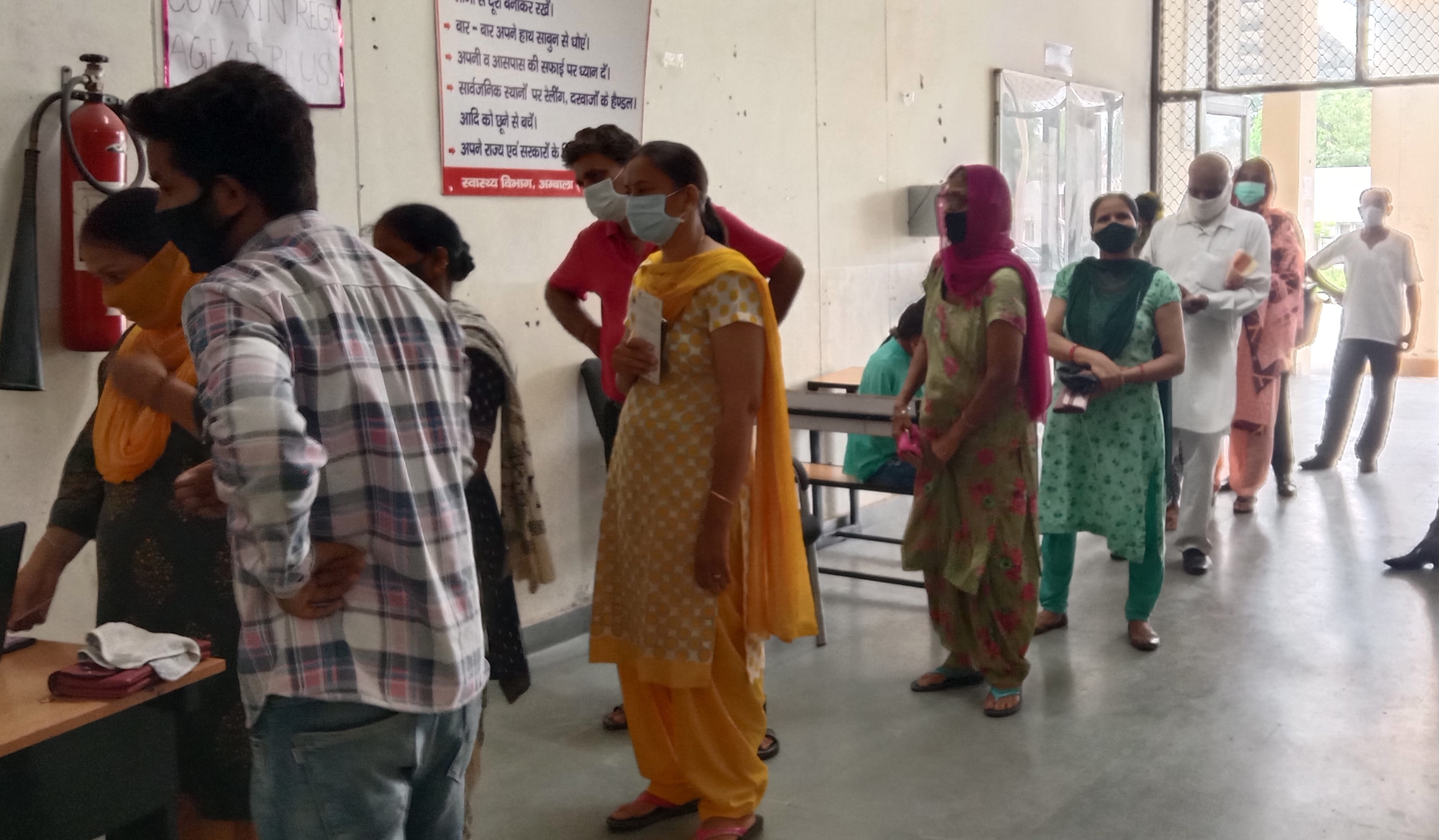 आईटीआई स्थित केंद्र में टीका लगवाने के लिए खड़े लोग।
