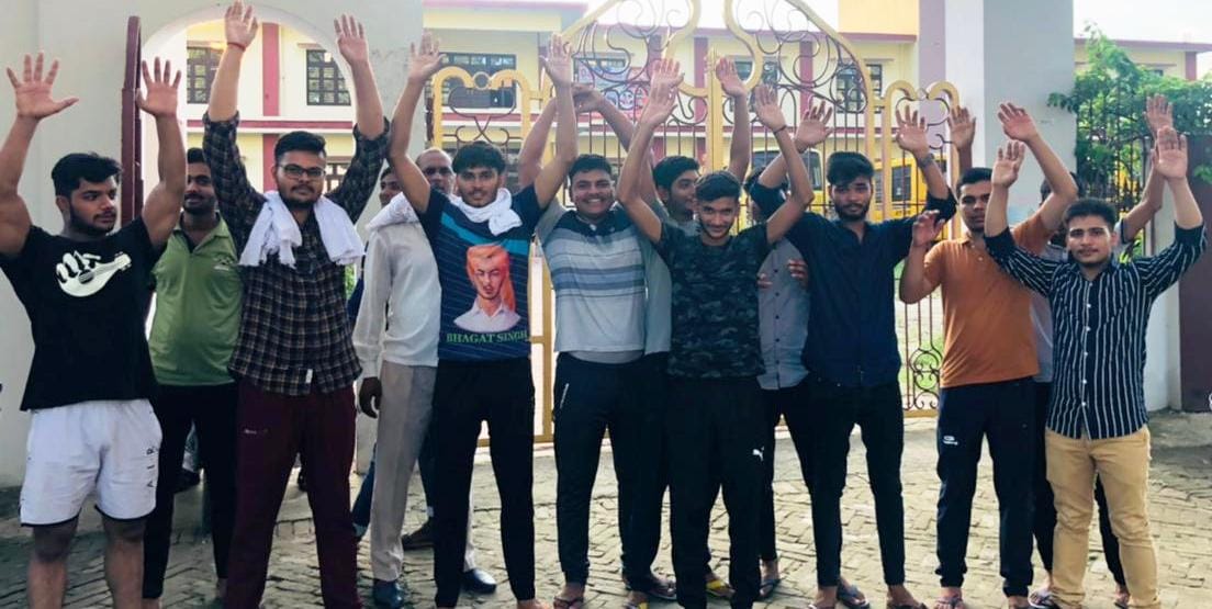 बुढ़ाना में यूपी बोर्ड का परीक्षा परीणाम देखकर कॉलेज के गेट पर विरोध प्रदर्शन करते छात्र।