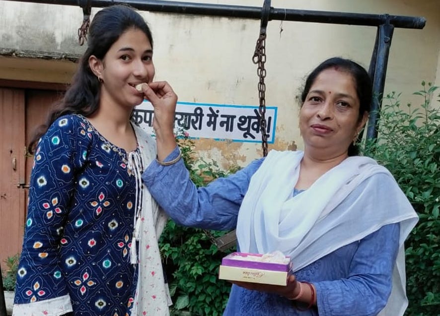 नजीबाबाद में मो.अली जौहर गर्ल्स इंटर कॉलेज की मेधावी छात्रा को मिठाई खिलातीं प्रधानाचार्या ज्यो नजीबाबाद में मो.अली जौहर गर्ल्स इंटर कॉलेज की मेधावी छात्रा को मिठाई खिलातीं प्रधानाचार्या ज्यो