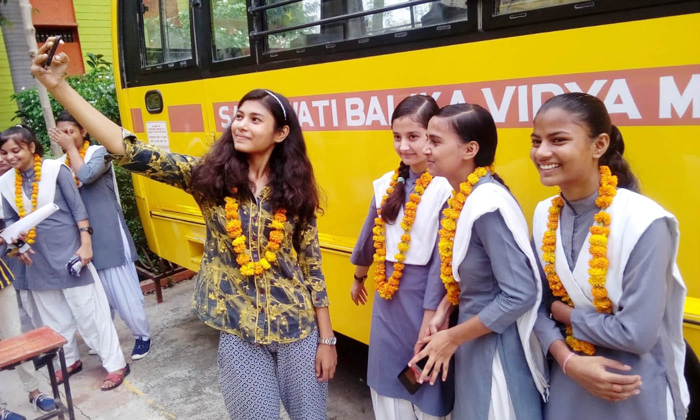 सरस्वती विद्या मंदिर इंटर कालेज में मोबाइल पर सेल्फी छात्राएं। संवाद सरस्वती विद्या मंदिर इंटर कालेज में मोबाइल पर सेल्फी छात्राएं। संवाद