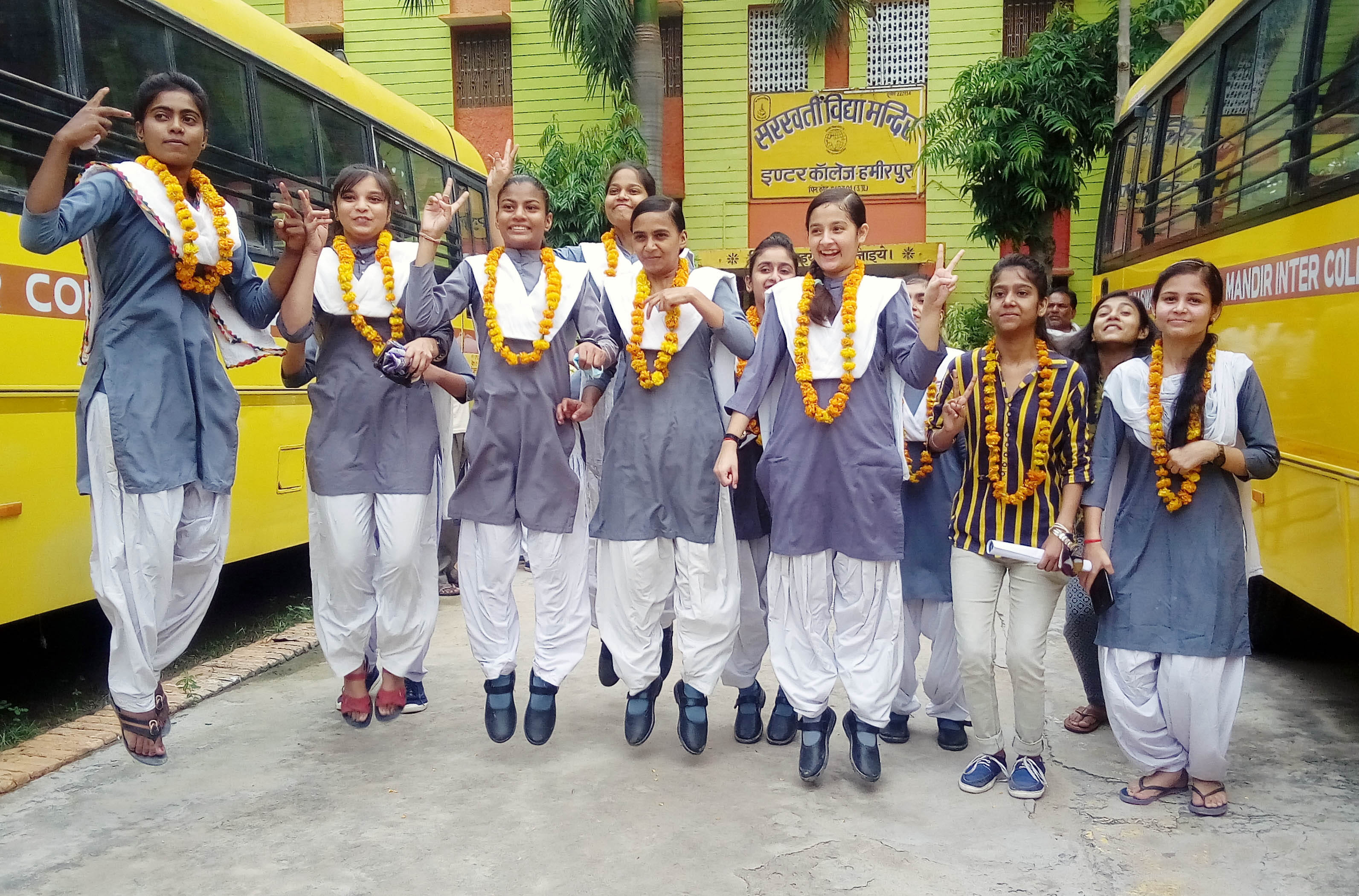 सरस्वती विद्या मंदिर इंटर कालेज में खुशी का इजहार करती छात्राएं। संवाद सरस्वती विद्या मंदिर इंटर कालेज में खुशी का इजहार करती छात्राएं। संवाद